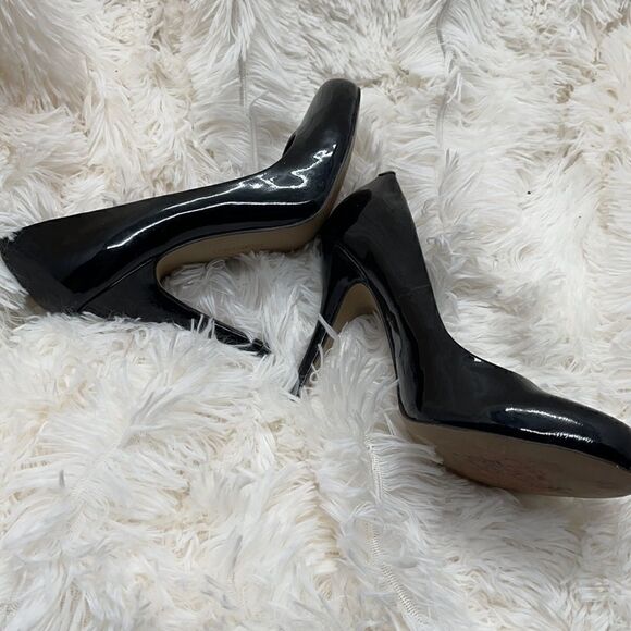 Lightly worn Vince Camuto black heels 8B - Picture 2 of 4